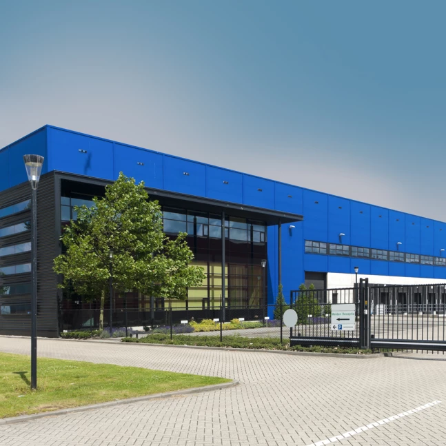 Zakład produkcyjny, brama wjazdowa, parking