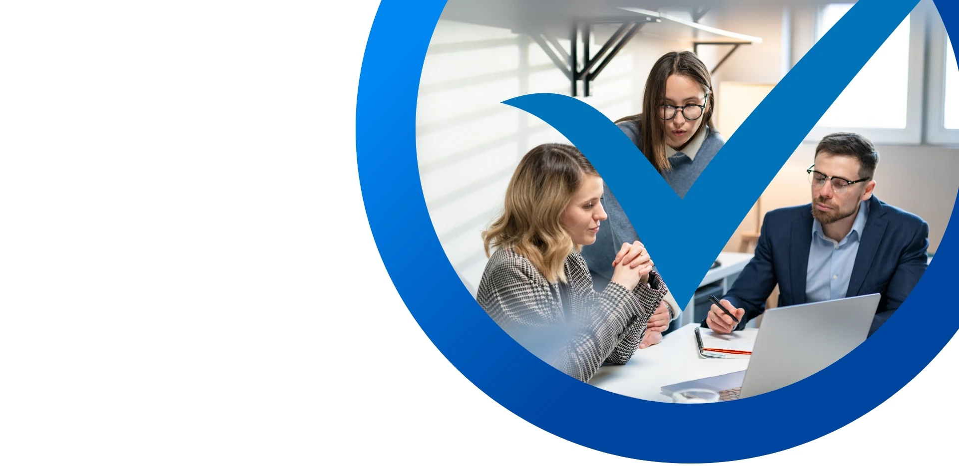 Grupa osób na spotkaniu w firmie